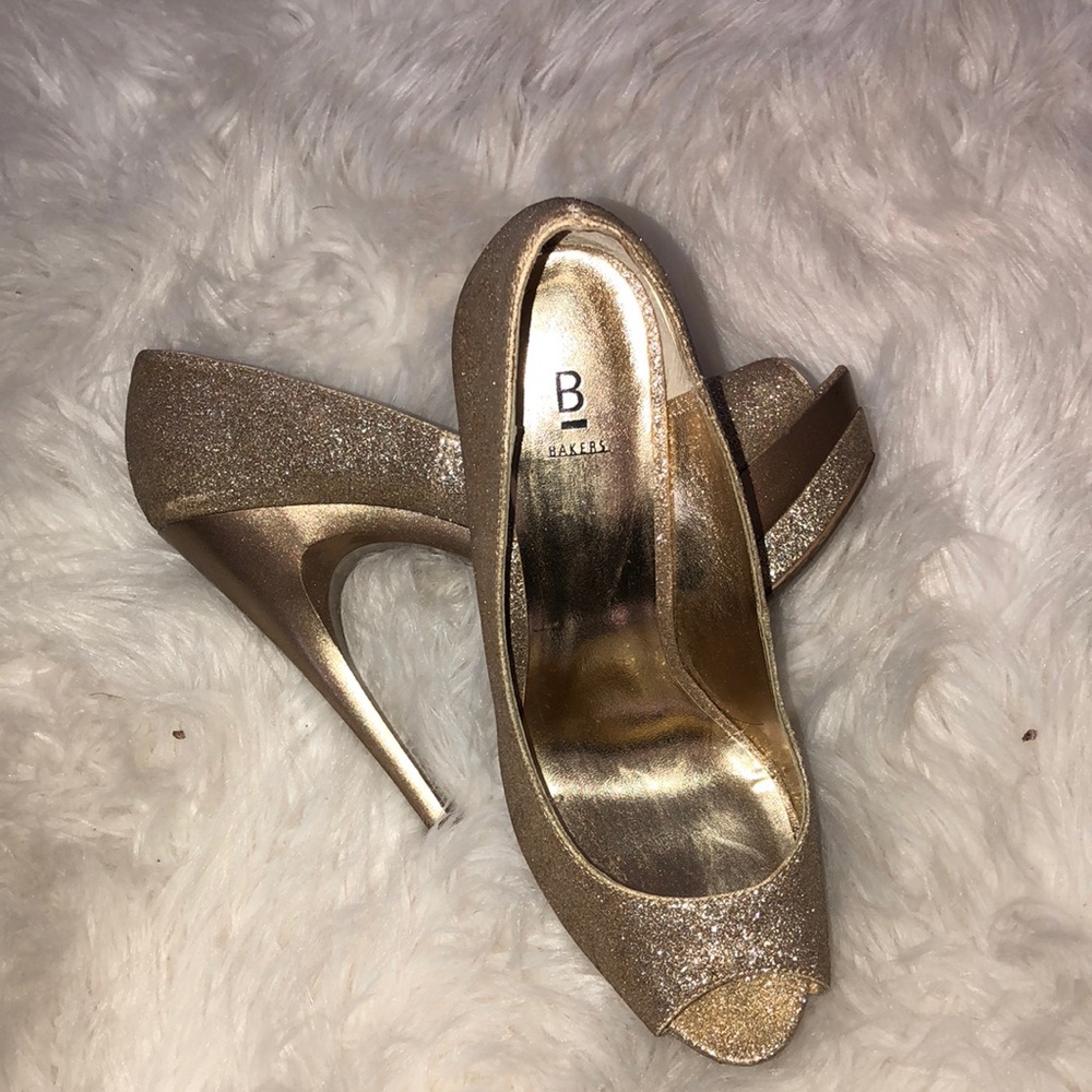 Peep toe pumps